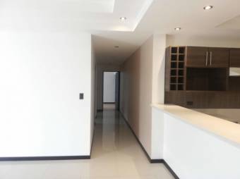 Se vende espacioso apartamento con balcón en condominio de Uruca en San José 24-1158 