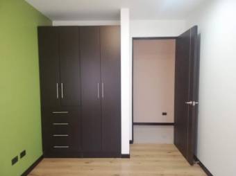 Se vende espacioso apartamento con balcón en condominio de Uruca en San José 24-1158 