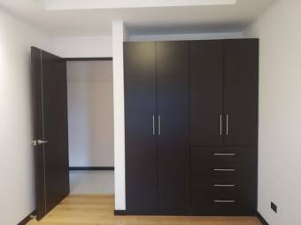 Se vende espacioso apartamento con balcón en condominio de Uruca en San José 24-1158 