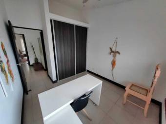 se vende espaciosa casa con patio y terraza en condominio de Guachipelín en Escazú 23-1139