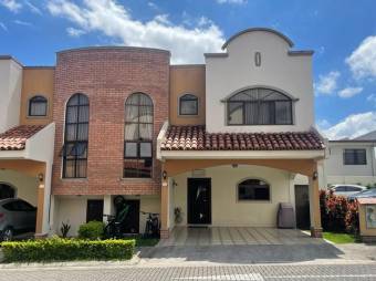 Se vende moderna y espaciosa casa en condominio de Bello Horizonte en Escazú 23-2112