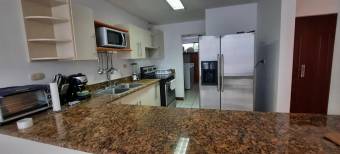 Se vende espaciosa casa con terraza en condominio de Montealegre en Escazú 23-182 