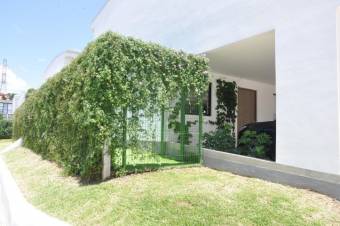 Se vende moderna y espaciosa casa con patio en condominio de Guachipelín 24-554