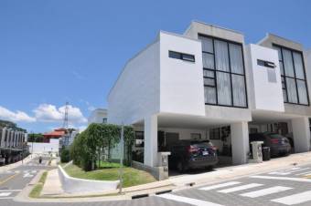 Se vende moderna y espaciosa casa con patio en condominio de Guachipelín 24-554