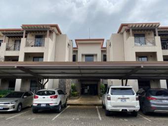 Se vende espacioso apartamento con balcón en condominio de Brasil en Santa Ana 24-899