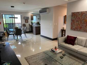 Se vende espacioso apartamento con balcón en condominio de Brasil en Santa Ana 24-899