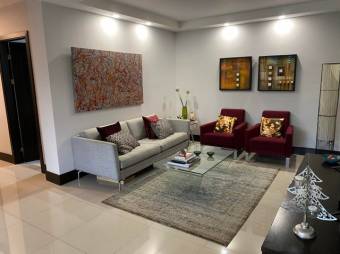 Se vende espacioso apartamento con balcón en condominio de Brasil en Santa Ana 24-899