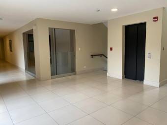 Se vende espacioso apartamento con balcón en condominio de Brasil en Santa Ana 24-899