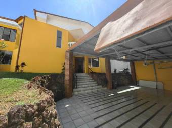 Se vende espaciosa casa con patio y balcón en residencial de La Asunción en Belén 24-1240 