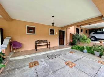 Se vende moderna casa con zona BBQ y patio en condominio de San Rafael en Escazú 24-1204