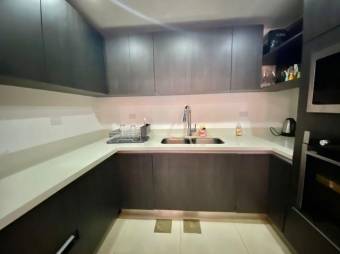 Se vende moderna casa con zona BBQ y patio en condominio de San Rafael en Escazú 24-1204