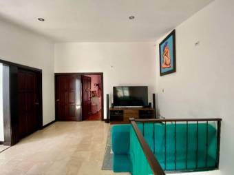 Se vende moderna casa con zona BBQ y patio en condominio de San Rafael en Escazú 24-1204