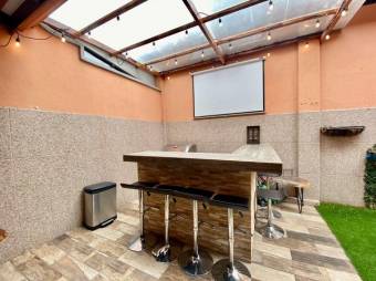 Se vende moderna casa con zona BBQ y patio en condominio de San Rafael en Escazú 24-1204