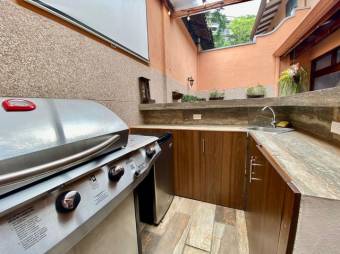 Se vende moderna casa con zona BBQ y patio en condominio de San Rafael en Escazú 24-1204