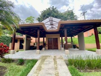 Se vende moderna casa con zona BBQ y patio en condominio de San Rafael en Escazú 24-1204