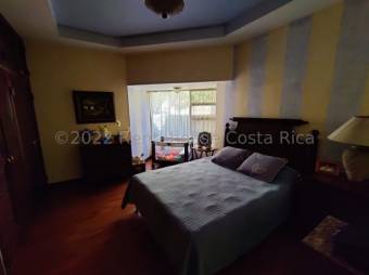 Se vende lujosa casa con patio y piscina en condominio de Guachipelín en Escazú 22-2213   