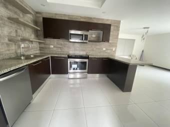 Se vende moderna y espaciosa casa con patio en condominio de Guachipelín en Escazú 23-2883