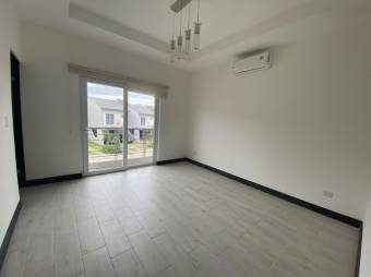 Se vende moderna y espaciosa casa con patio en condominio de Guachipelín en Escazú 23-2883