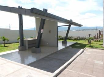 Se vende moderna y espaciosa casa con patio en condominio de Guachipelín en Escazú 23-2883