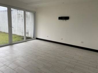 Se vende moderna y espaciosa casa con patio en condominio de Guachipelín en Escazú 23-2883