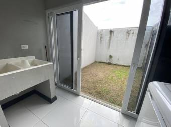 Se vende moderna y espaciosa casa con patio en condominio de Guachipelín en Escazú 23-2883