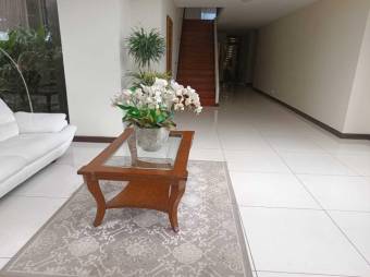 Se vende moderno y espacioso apartamento en condominio de Bello Horizonte en Escazú 23-2619