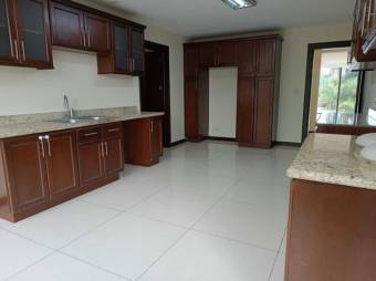 Se vende moderno y espacioso apartamento en condominio de Bello Horizonte en Escazú 23-2619