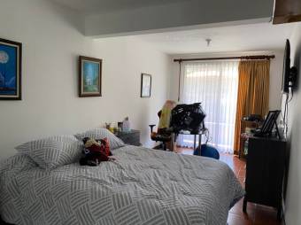 Se vende espaciosa casa con balcón y patio en condominio de Pavas en San José 23-1799