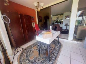 Se vende espaciosa casa con balcón y patio en condominio de Pavas en San José 23-1799