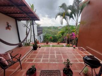 Se vende espaciosa casa con balcón y patio en condominio de Pavas en San José 23-1799