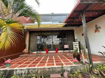 Se vende espaciosa casa con balcón y patio en condominio de Pavas en San José 23-1799