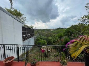 Se vende espaciosa casa con balcón y patio en condominio de Pavas en San José 23-1799