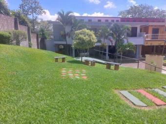 Se vende espaciosa casa con balcón y patio en condominio de Pavas en San José 23-1799