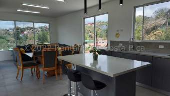 Se vende moderna y espaciosa casa con patio en condominio de San Jerónimo en Moravia 23-3132