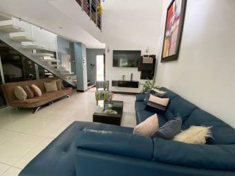 Se vende moderna casa con patio y terraza en condominio de Santa Ana en San José 24-652