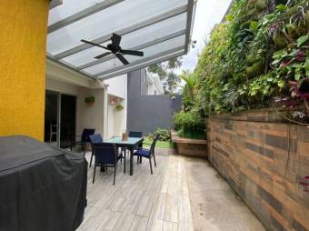 Se vende moderna casa con patio y terraza en condominio de Santa Ana en San José 24-652