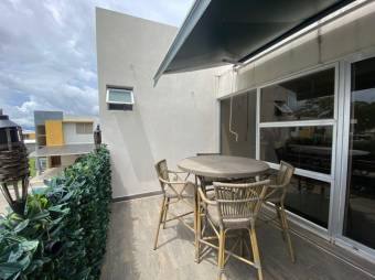 Se vende moderna casa con patio y terraza en condominio de Santa Ana en San José 24-652