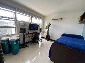 Se vende moderna casa con patio y terraza en condominio de Santa Ana en San José 24-652