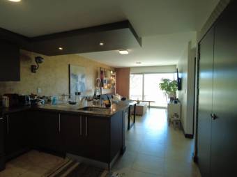 Se vende espacioso apartamento en torre de condominio en Uruca de San José 23-1430