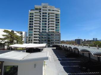 Se vende espacioso apartamento en torre de condominio en Uruca de San José 23-1430