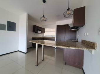 Se vende espacioso apartamento para inversión en Pozos de Santa Ana 23-207