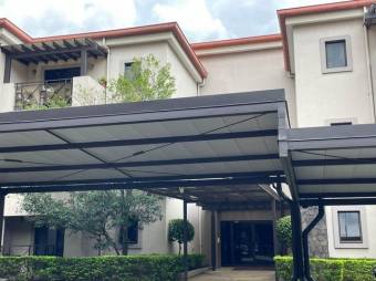 Se vende moderno y espacioso apartamento en condominio de Brasil en Santa Ana 23-486