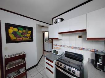 Se vende espacioso apartamento en condominio de Zapote en San José 24-592