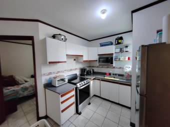 Se vende espacioso apartamento en condominio de Zapote en San José 24-592