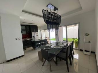 Se vende moderna casa con patio en condominio de Piedades en Santa Ana 24-119