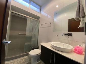 Se vende moderna casa con patio en condominio de Piedades en Santa Ana 24-119