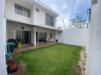 Se vende moderna casa con patio en condominio de Piedades en Santa Ana 24-119