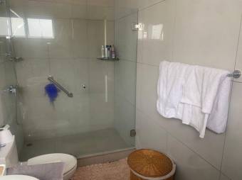 Se vende moderna casa con patio en condominio de Piedades en Santa Ana 24-119