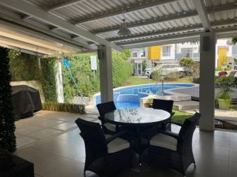 Se vende moderna casa con patio en condominio de Piedades en Santa Ana 24-119