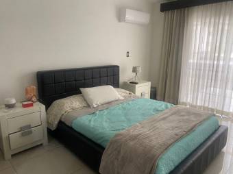 Se vende moderna casa con patio en condominio de Piedades en Santa Ana 24-119